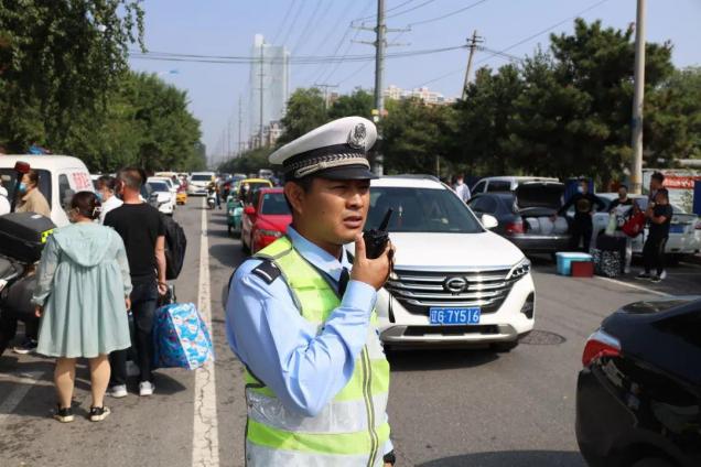 警、校联动，为学生返校报到保驾护航